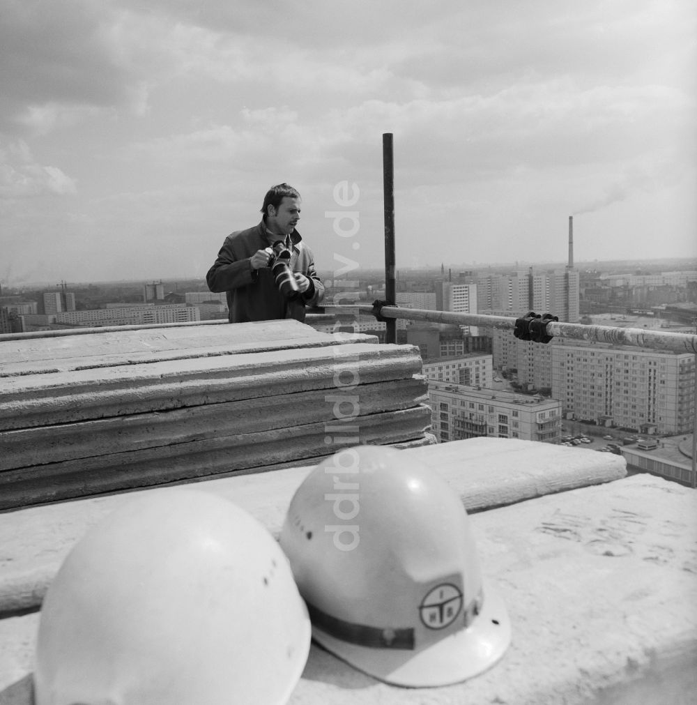 Berlin: Der Fotograf Manfred Uhlenhut mit Kamera auf einer Baustelle in Berlin - Mitte