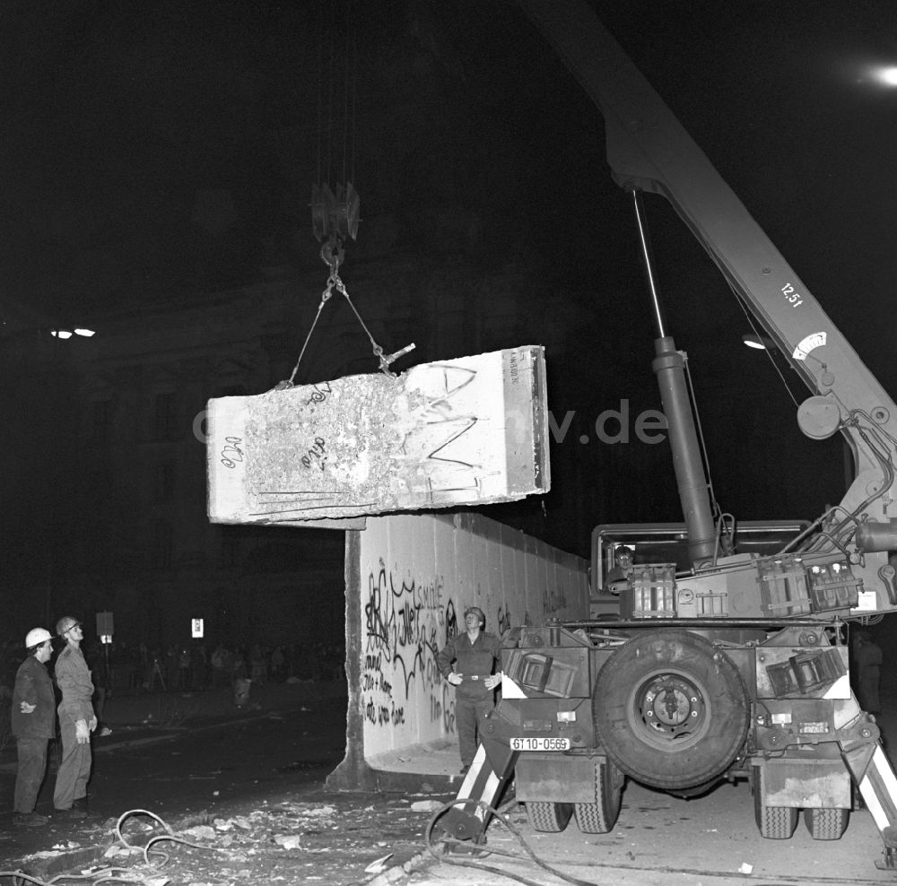 DDR-Bildarchiv: Berlin - Abbau der Berliner Mauer durch die Grenztruppen der DDR zwischen Brandenburger Tor und dem Reichstagsgebäude in Berlin
