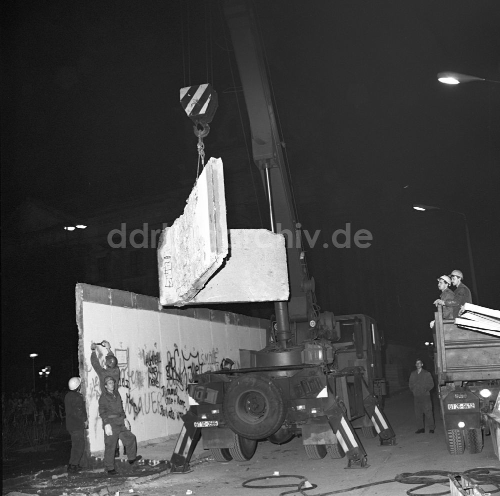 DDR-Fotoarchiv: Berlin - Abbau der Berliner Mauer durch die Grenztruppen der DDR zwischen Brandenburger Tor und dem Reichstagsgebäude in Berlin