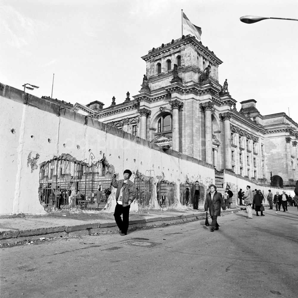 DDR-Bildarchiv: Berlin - Abbau der Berliner Mauer am Reichstagsgebäude in Berlin