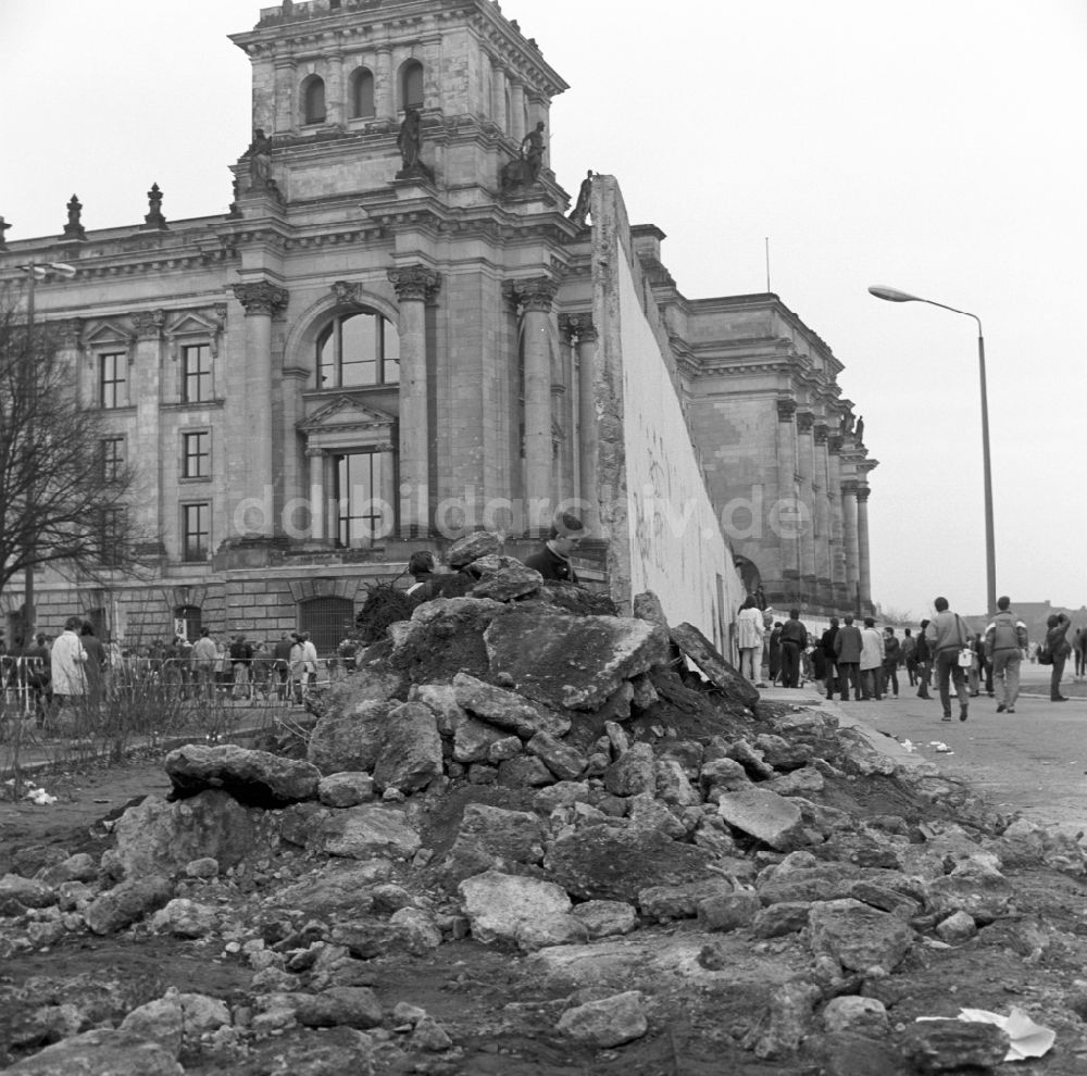 Berlin: Abbau der Berliner Mauer am Reichstagsgebäude in Berlin