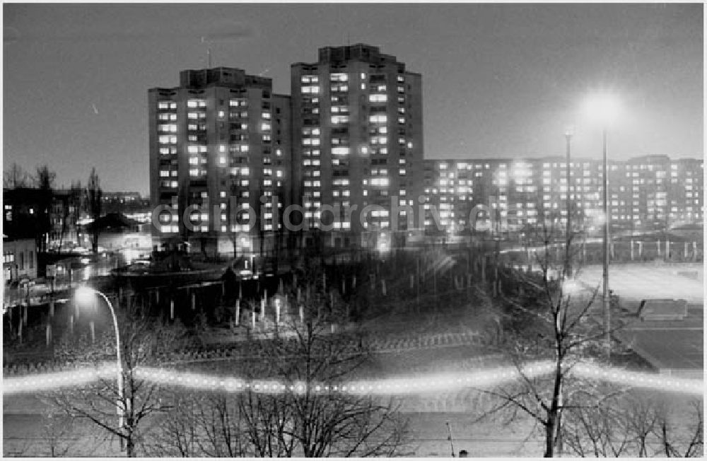 DDR-Fotoarchiv: Berlin - 16.12.1986 Abendaufnahmen vom Ernst Thälmann Park und Stadtzentr