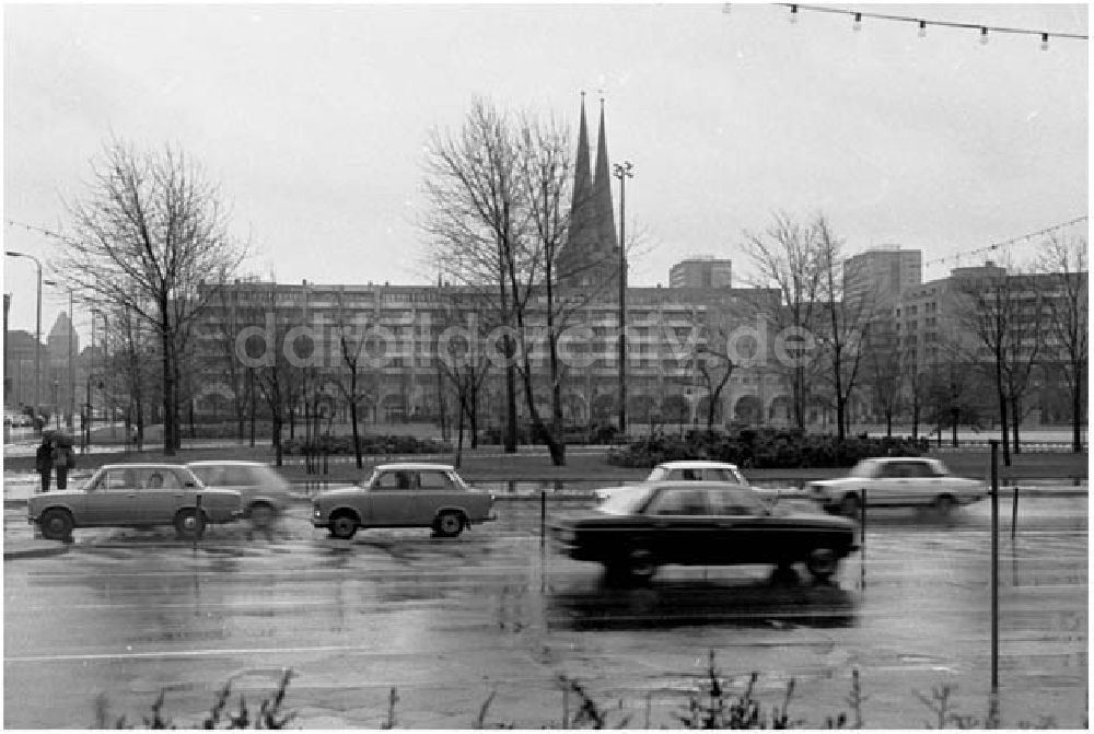 Berlin: 16.12.1986 Abendaufnahmen vom Ernst Thälmann Park und Stadtzentr