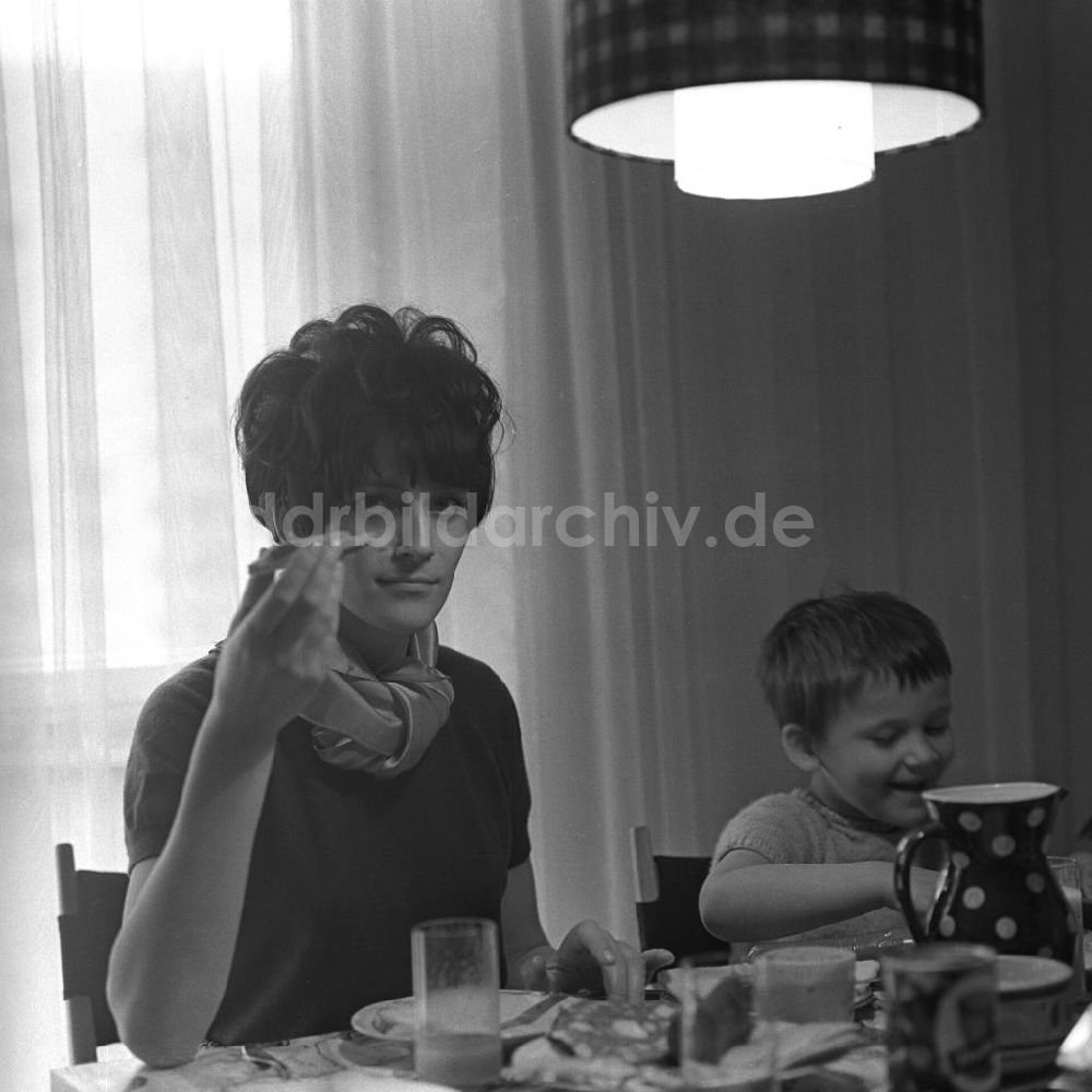 DDR-Fotoarchiv: Berlin - Abendbrot in Berlin