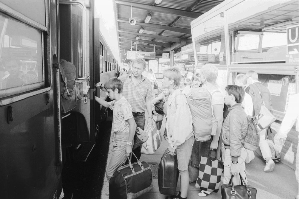 DDR-Bildarchiv: Berlin-Lichtenberg - Abfahrt Sonderzug nach Warschau von Lichtenberg, Kinderjugendaustausch mit VR Polen 05