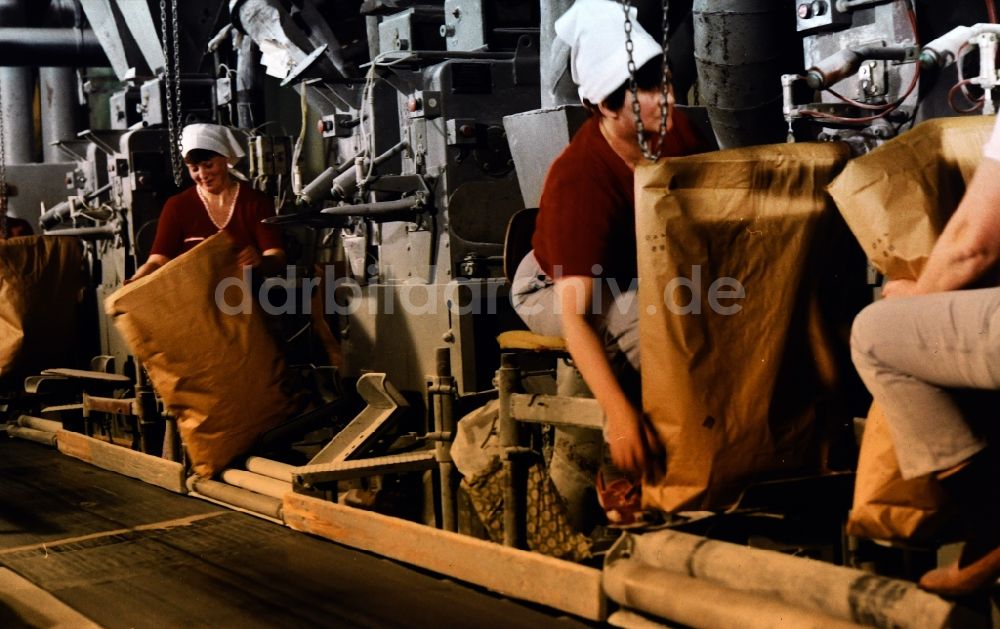 DDR-Bildarchiv: Güstrow - Abfüllanlage der VEB Zuckerfabrik Nordkristall Güstrow in Güstrow in Mecklenburg-Vorpommern in der DDR