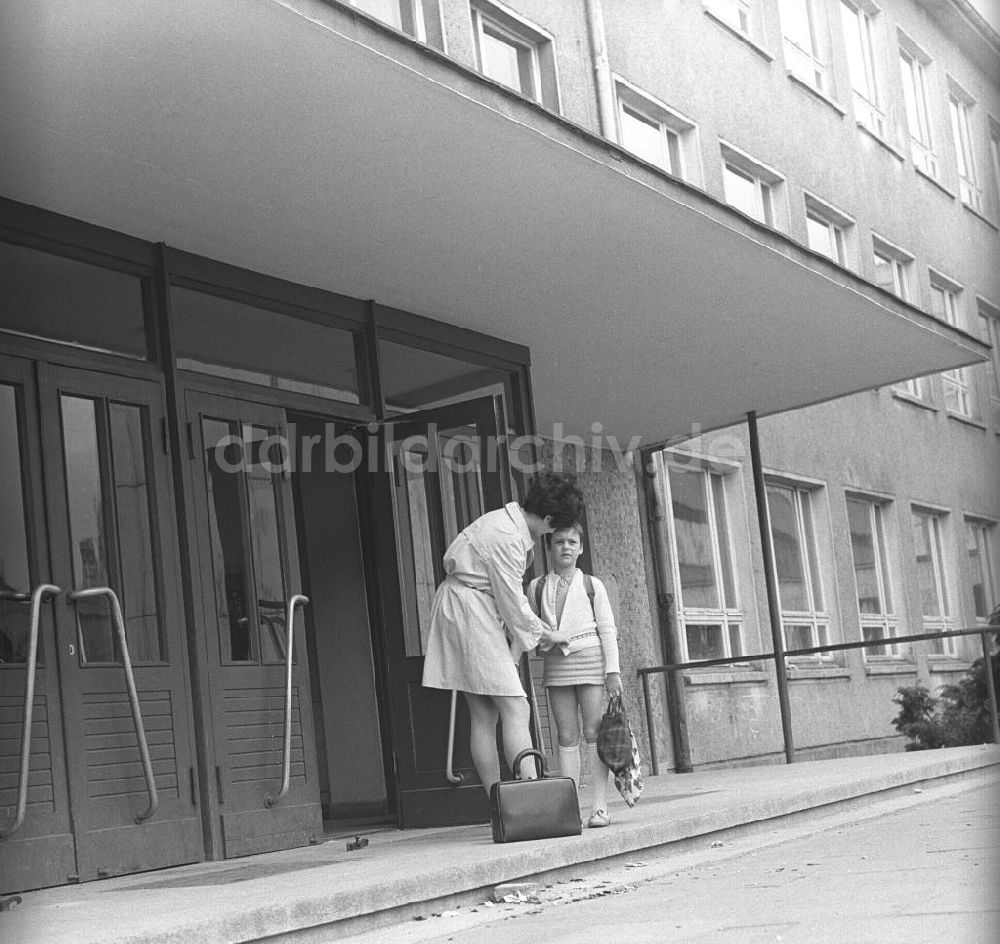 DDR-Bildarchiv: Berlin - Abholung von der Schule in Berlin