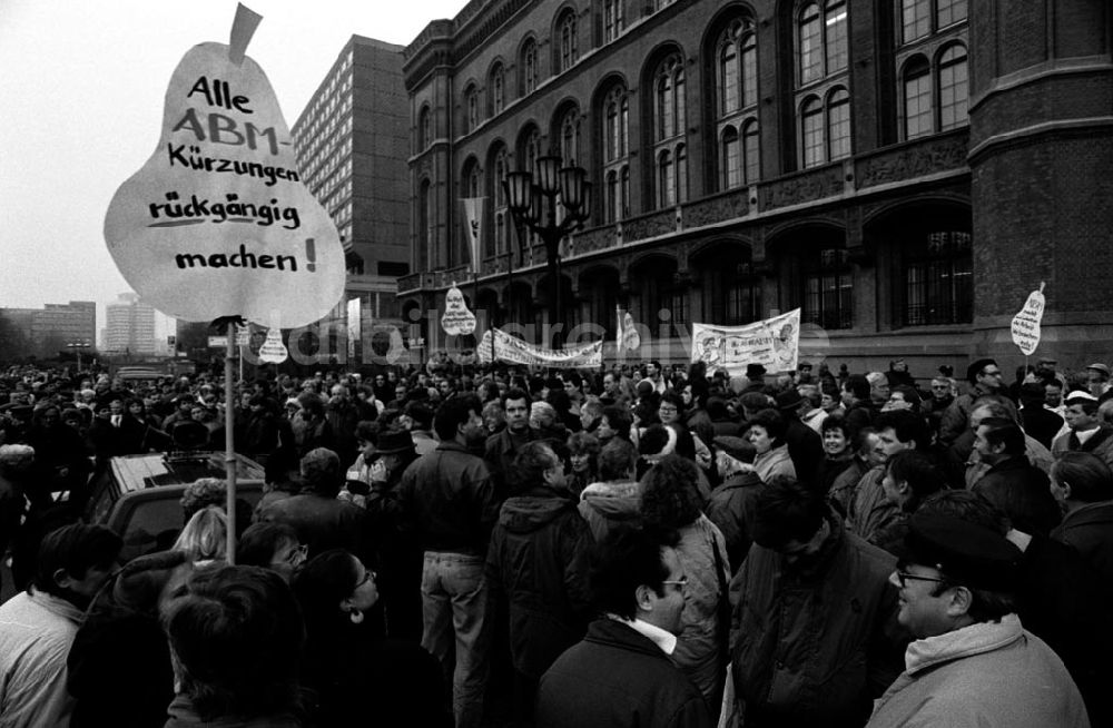 DDR-Fotoarchiv: Berlin-Mitte - ABM-Kundgebung vor Rotem Rathaus 08.12.92 Foto: ND/Lange Umschlagnummer: 1230
