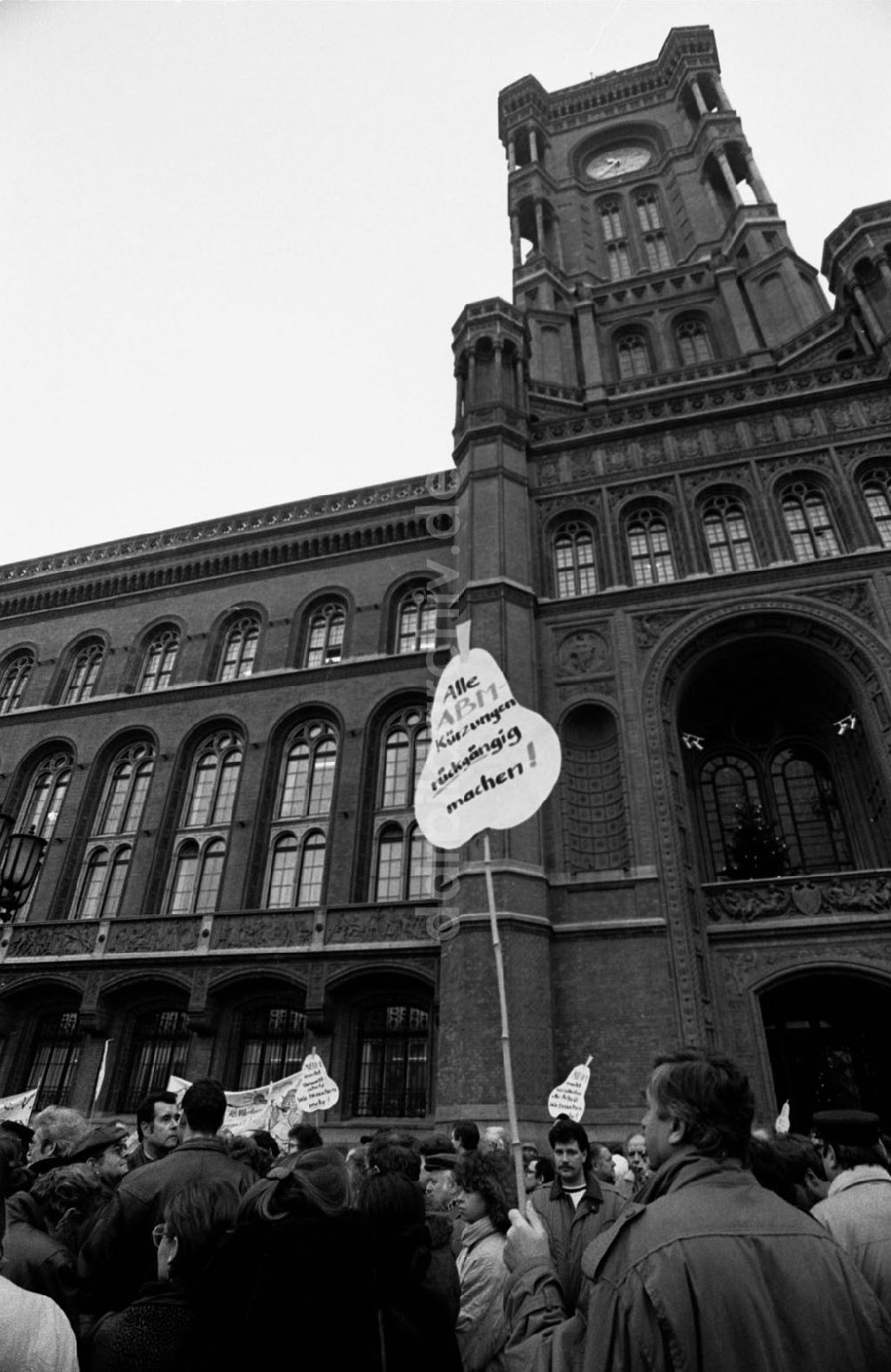 Berlin-Mitte: ABM-Kundgebung vor Rotem Rathaus 08.12.92 Foto: ND/Lange Umschlagnummer: 1230