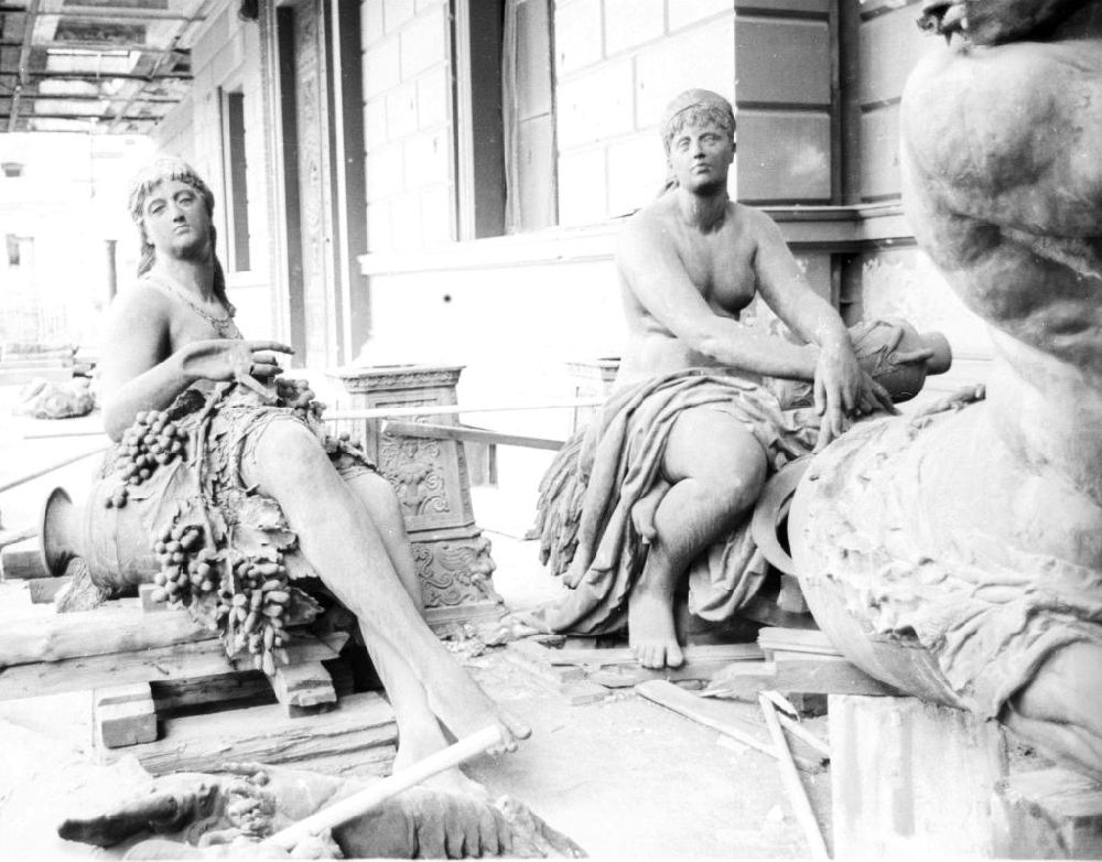 DDR-Fotoarchiv: Berlin - Abmontierte Figuren vom Neptunbrunnen, Berlin 1957