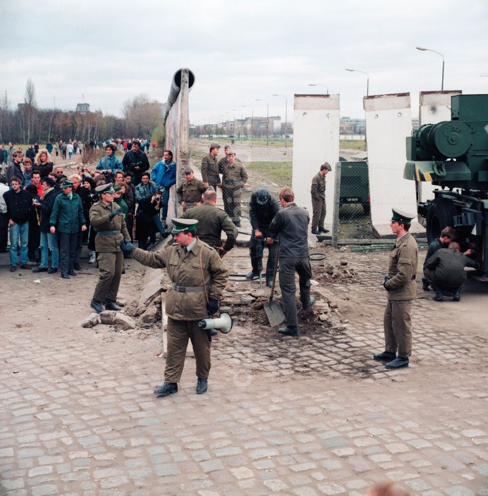 DDR-Bildarchiv: Berlin Mitte - Abriß- und Demontagearbeiten der Betonsegmente an der Berliner Mauer in Berlin Mitte