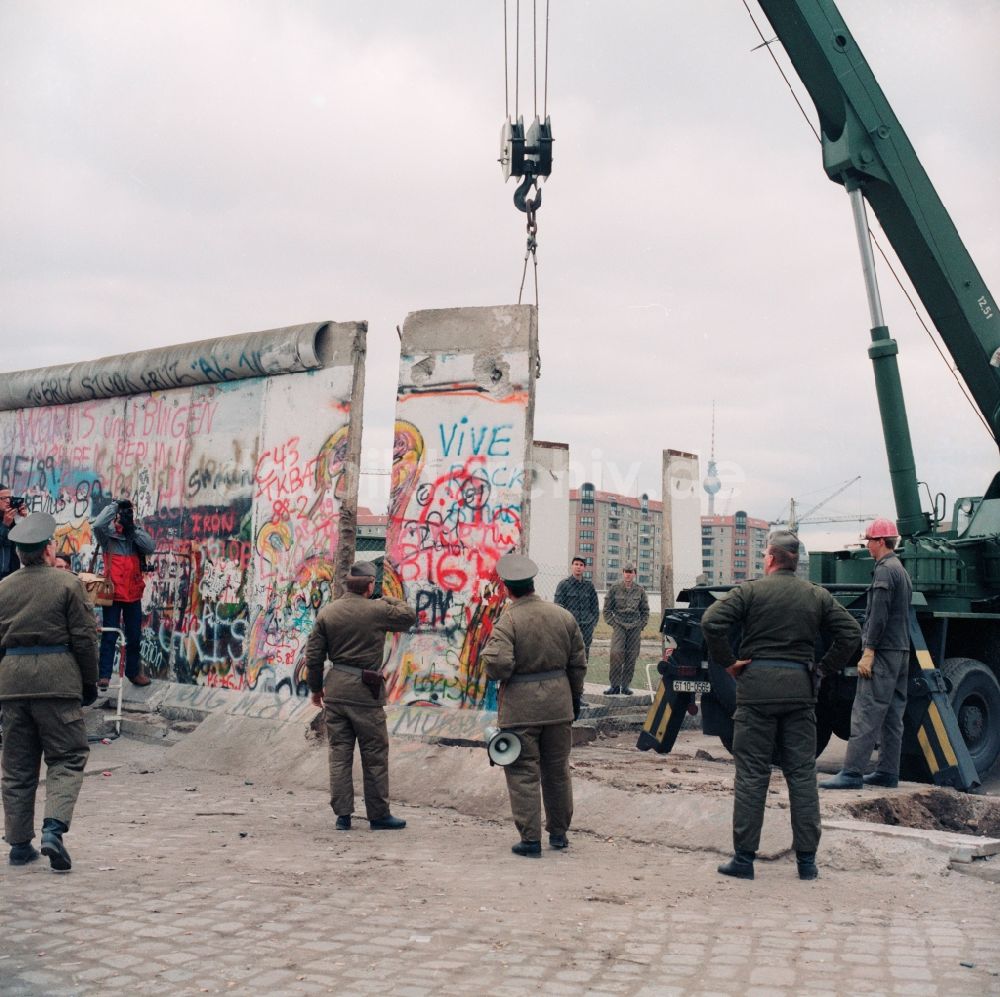 DDR-Fotoarchiv: Berlin Mitte - Abriß- und Demontagearbeiten der Betonsegmente an der Berliner Mauer in Berlin Mitte