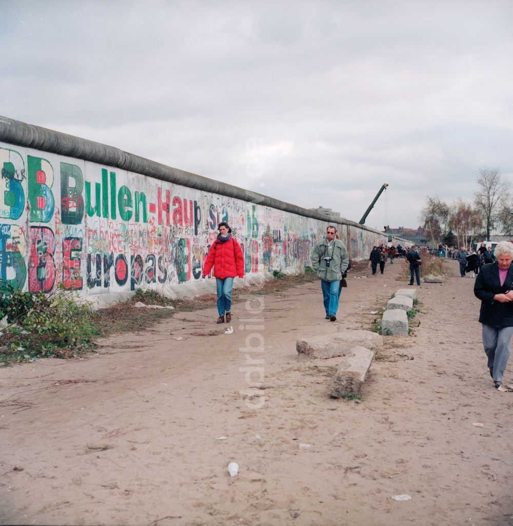 Berlin Mitte: Abriß- und Demontagearbeiten der Betonsegmente an der Berliner Mauer in Berlin Mitte