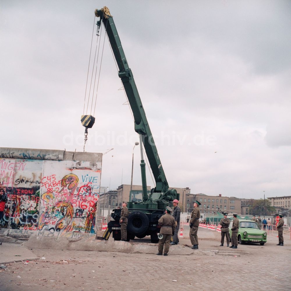 DDR-Fotoarchiv: Berlin Mitte - Abriß- und Demontagearbeiten der Betonsegmente an der Berliner Mauer in Berlin Mitte