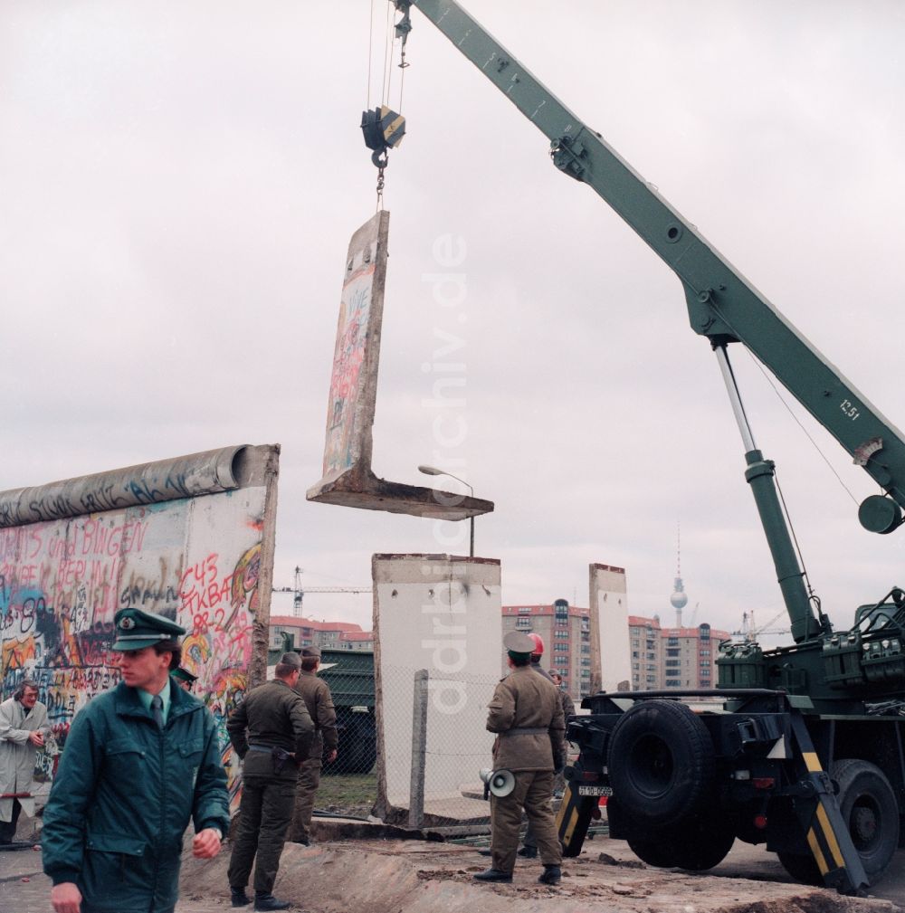 Berlin Mitte: Abriß- und Demontagearbeiten der Betonsegmente an der Berliner Mauer in Berlin Mitte