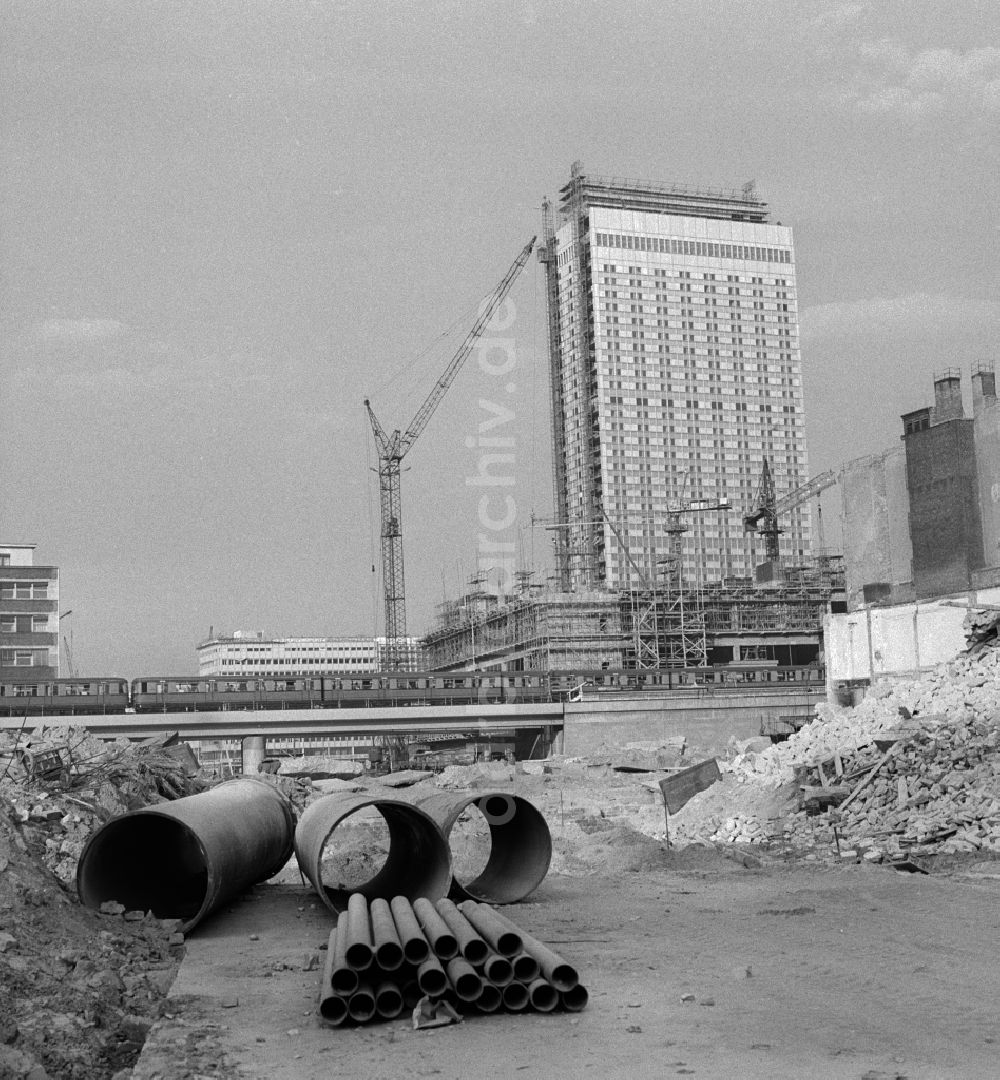 DDR-Fotoarchiv: Berlin - Mitte - Abriss von Gebäuden an der Kaiser-Wilhelm-Straße der heutigen Karl-Liebknecht-Straße in Berlin - Mitte