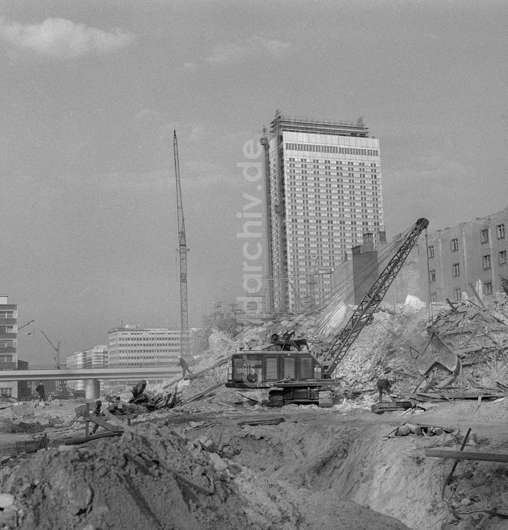 Berlin - Mitte: Abriss von Gebäuden an der Kaiser-Wilhelm-Straße der heutigen Karl-Liebknecht-Straße in Berlin - Mitte