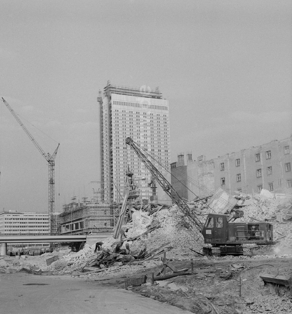 DDR-Bildarchiv: Berlin - Mitte - Abriss von Gebäuden an der Kaiser-Wilhelm-Straße der heutigen Karl-Liebknecht-Straße in Berlin - Mitte