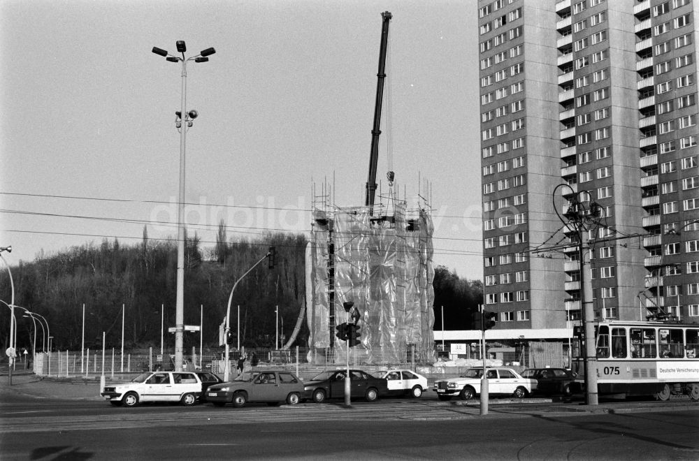 Berlin: Abriß Lenindenkmal auf dem Leninplatz in Berlin - Friedrichshain, der ehemaligen Hauptstadt der DDR, Deutsche Demokratische Republik