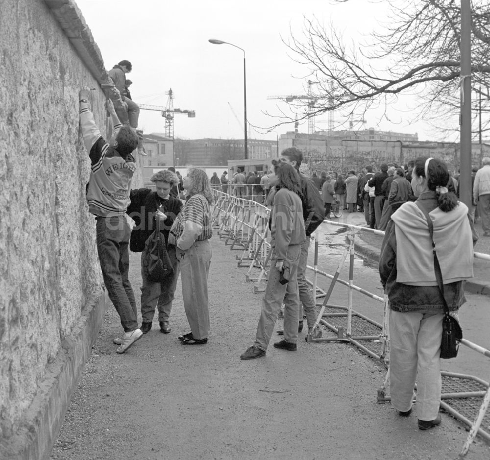 DDR-Fotoarchiv: Berlin - Abriß der Mauer - Mauerspecht bei der Arbeit am provisorischen Grenzübergang rechts vom Brandenburger Tor in Berlin-Mitte