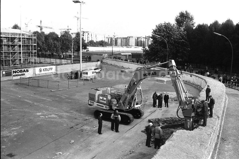 DDR-Fotoarchiv: Berlin-Mitte - Abriß Panzermauer / Panzerwall am Brandenburger Tor