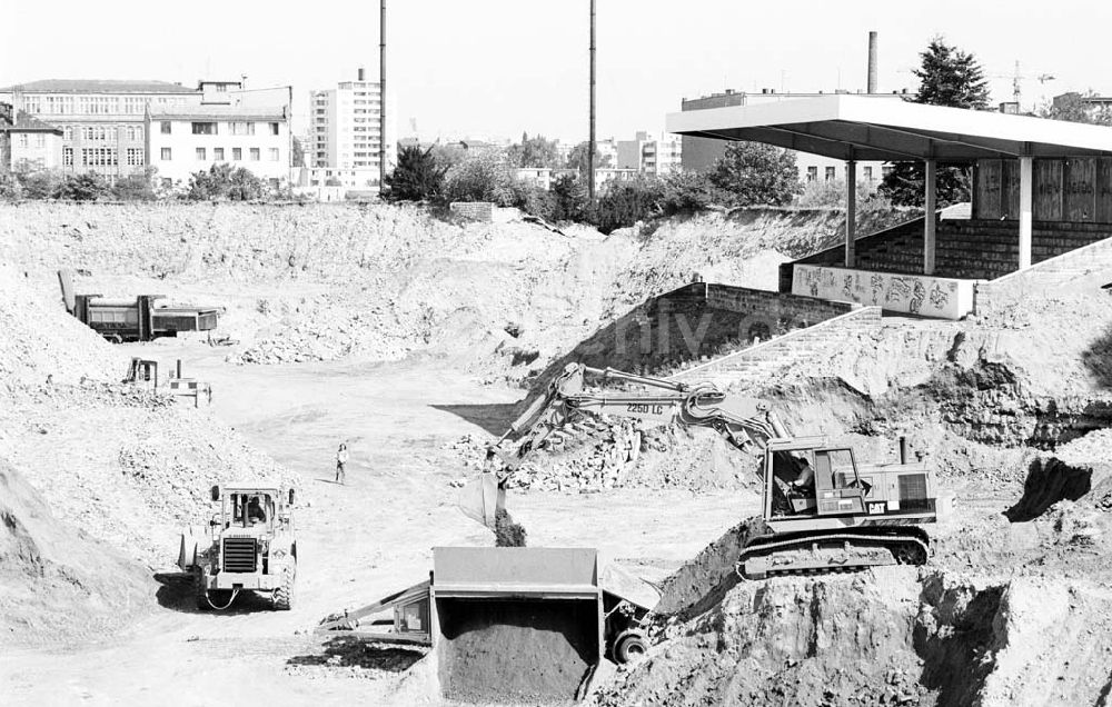 DDR-Bildarchiv: Berlin - Abrißarbeiten am Stadion der Weltjugend 07.09.1992