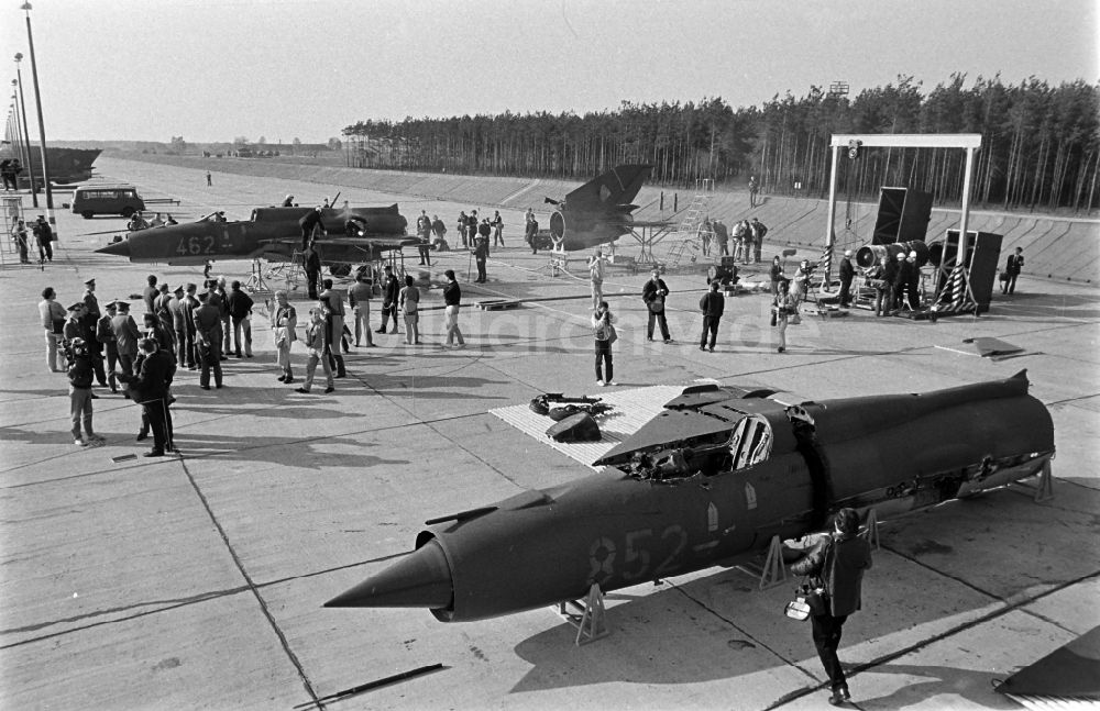 DDR-Bildarchiv: Jänschwalde - Abrüstungsaktion auf dem Flugplatz Drewitz des Jagdfliegergeschwaders Wilhelm Pieck in Jänschwalde in Brandenburg in der DDR