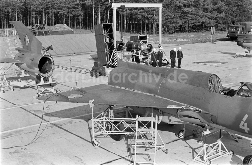 DDR-Fotoarchiv: Jänschwalde - Abrüstungsaktion auf dem Flugplatz Drewitz des Jagdfliegergeschwaders Wilhelm Pieck in Jänschwalde in Brandenburg in der DDR