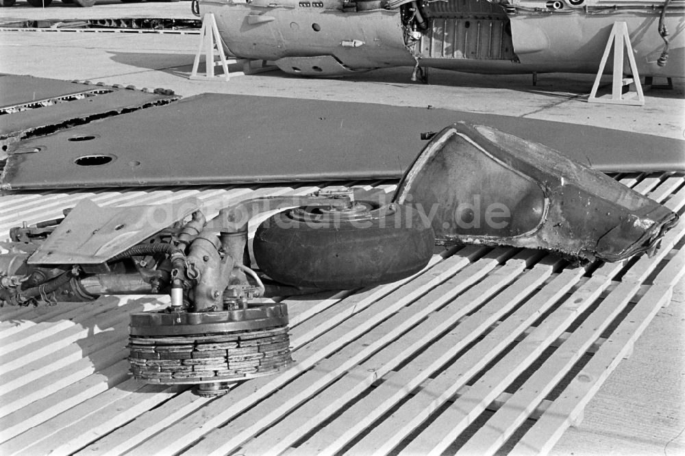 DDR-Fotoarchiv: Jänschwalde - Abrüstungsaktion auf dem Flugplatz Drewitz des Jagdfliegergeschwaders Wilhelm Pieck in Jänschwalde in Brandenburg in der DDR