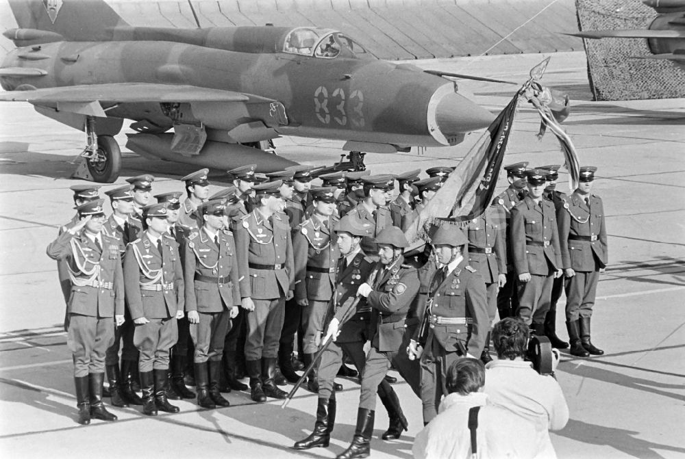 Jänschwalde: Abrüstungsaktion auf dem Flugplatz Drewitz des Jagdfliegergeschwaders Wilhelm Pieck in Jänschwalde in Brandenburg in der DDR