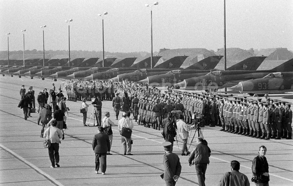 DDR-Bildarchiv: Jänschwalde - Abrüstungsaktion auf dem Flugplatz Drewitz des Jagdfliegergeschwaders Wilhelm Pieck in Jänschwalde in Brandenburg in der DDR