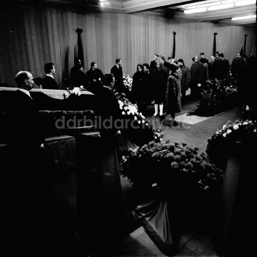 DDR-Fotoarchiv: Berlin - Abschied von Prof. Dr. Dieckmann im Hause der Volkskammer