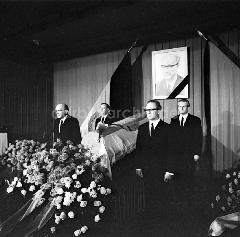 DDR-Fotoarchiv: Berlin - Abschied von Prof. Dr. Dieckmann im Hause der Volkskammer