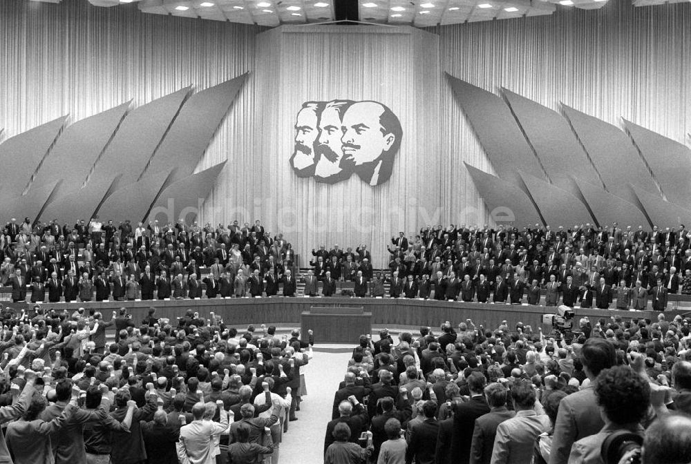 DDR-Bildarchiv: Berlin - Abschluß SED-Parteitag in Berlin