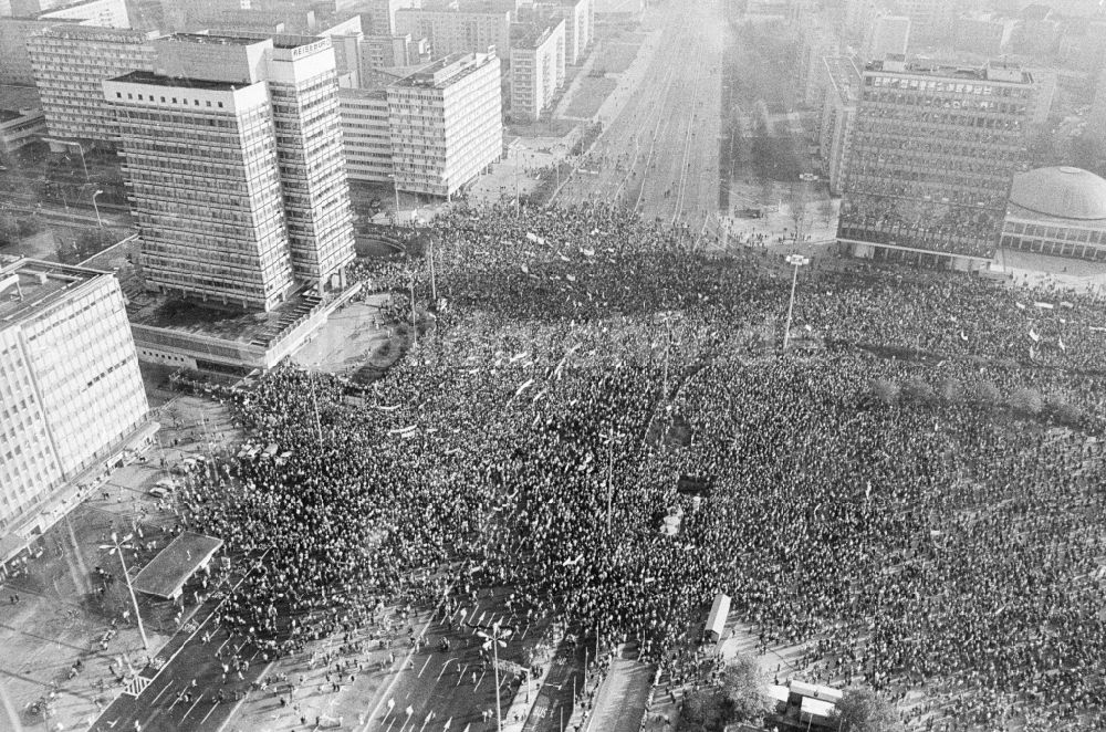 Berlin: Abschlussdemonstration auf dem Alexanderplatz in Berlin