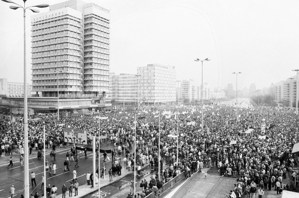 DDR-Bildarchiv: Berlin - Abschlussdemonstration auf dem Alexanderplatz in Berlin