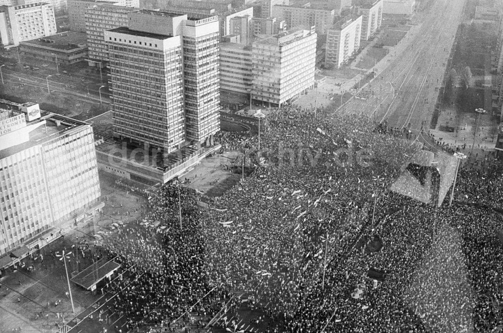 DDR-Fotoarchiv: Berlin - Abschlussdemonstration auf dem Alexanderplatz in Berlin