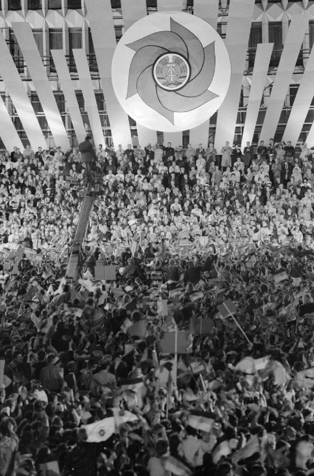 DDR-Fotoarchiv: Berlin - Abschlußkundgebung des Pfingsttreffens der Jugend in Berlin, der ehemaligen Hauptstadt der DDR, Deutsche Demokratische Republik