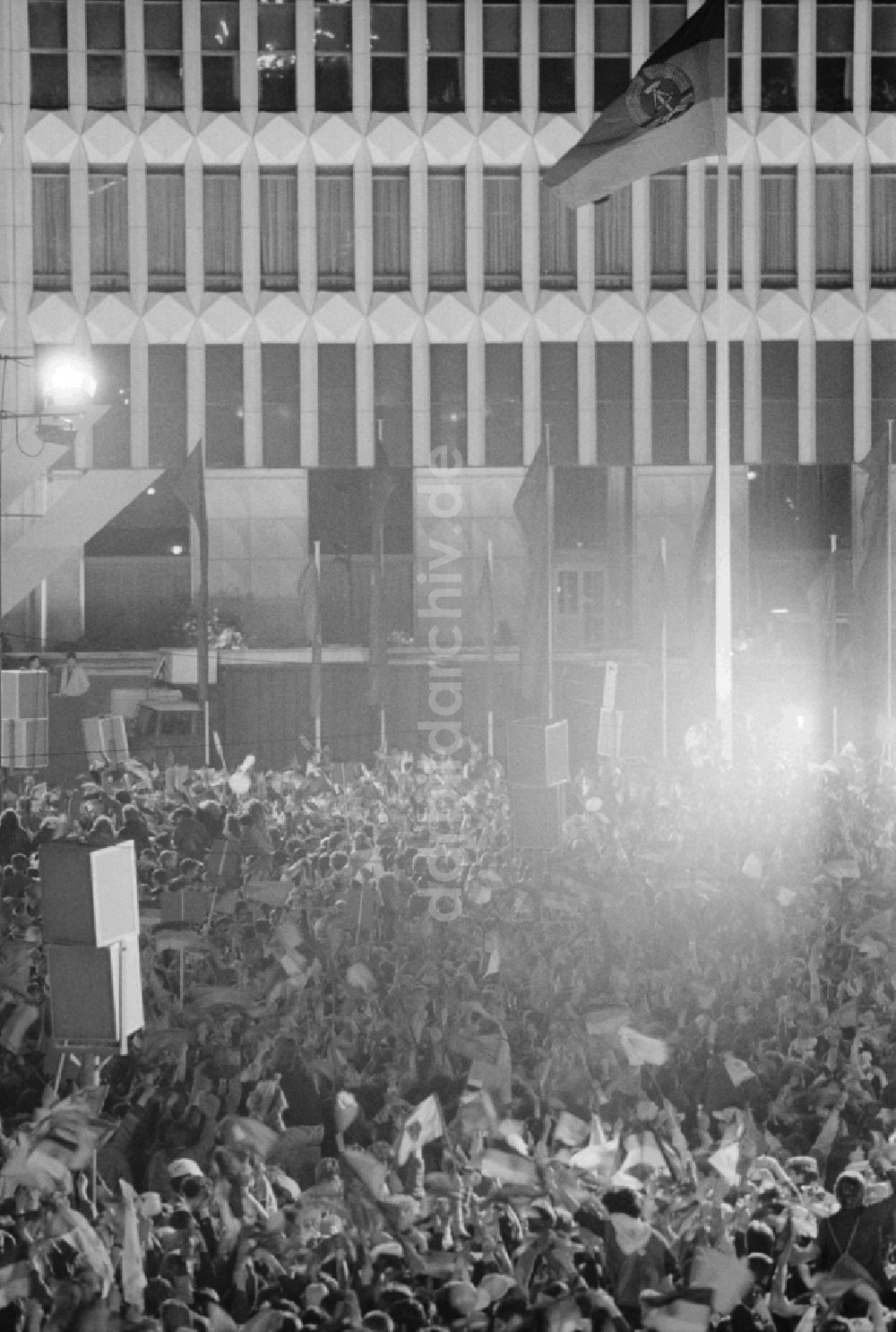 DDR-Fotoarchiv: Berlin - Abschlußkundgebung des Pfingsttreffens der Jugend in Berlin, der ehemaligen Hauptstadt der DDR, Deutsche Demokratische Republik