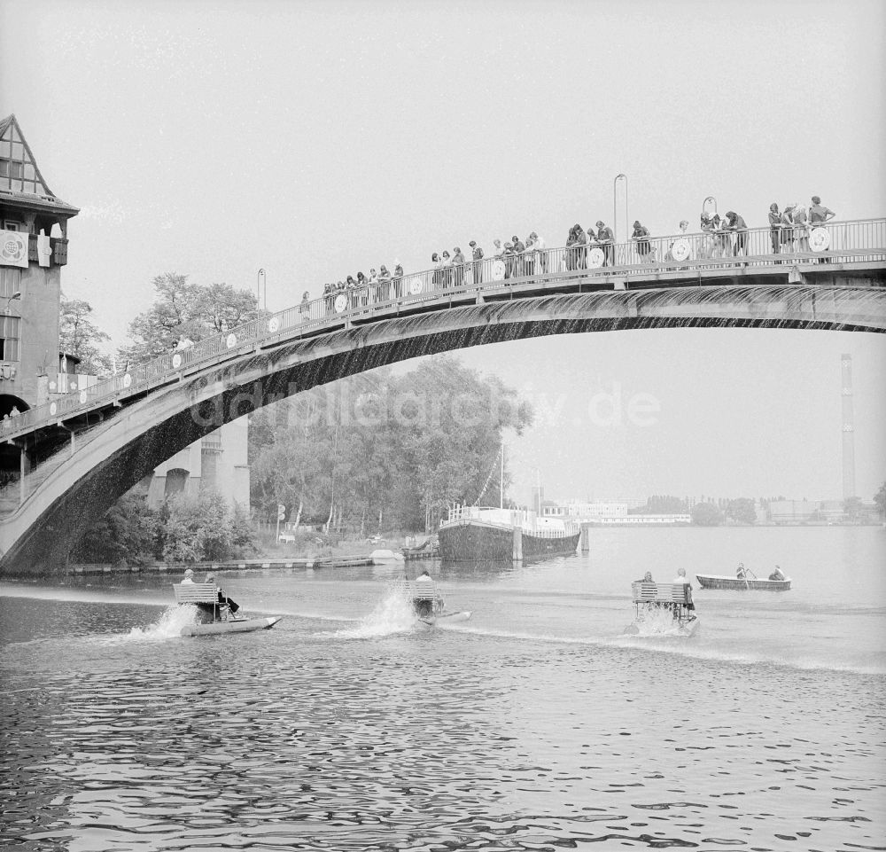 DDR-Fotoarchiv: Berlin - Abteibrücke - Fußgängerbrücke zur Insel der Jugend in Berlin, der ehemaligen Hauptstadt der DDR, Deutsche Demokratische Republik