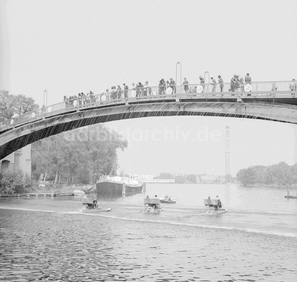 Berlin: Abteibrücke - Fußgängerbrücke zur Insel der Jugend in Berlin, der ehemaligen Hauptstadt der DDR, Deutsche Demokratische Republik