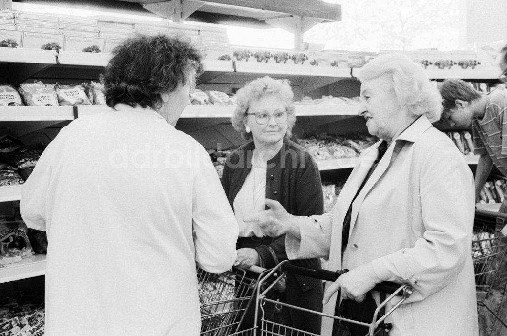 DDR-Bildarchiv: Berlin - 3 ältere Damen unterhalten sich in einer Kaufhalle in Berlin, der ehemaligen Hauptstadt der DDR, Deutsche Demokratische Republik