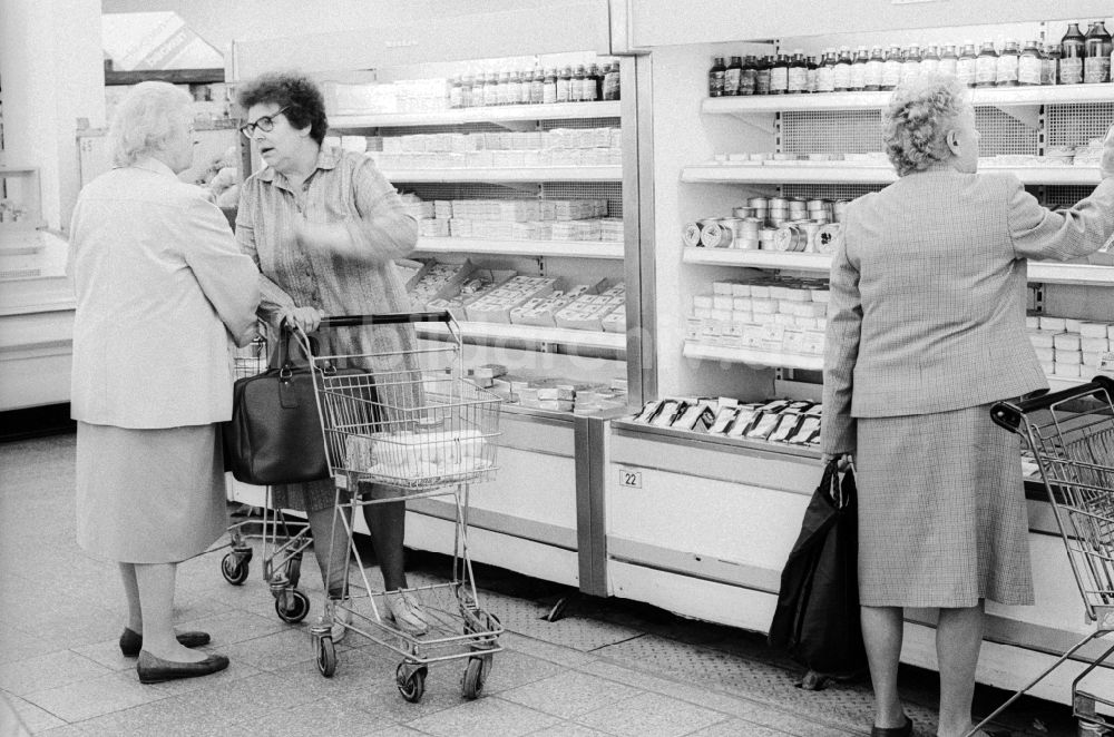 DDR-Fotoarchiv: Berlin - 2 ältere Damen unterhalten sich in einer Kaufhalle in Berlin, der ehemaligen Hauptstadt der DDR, Deutsche Demokratische Republik