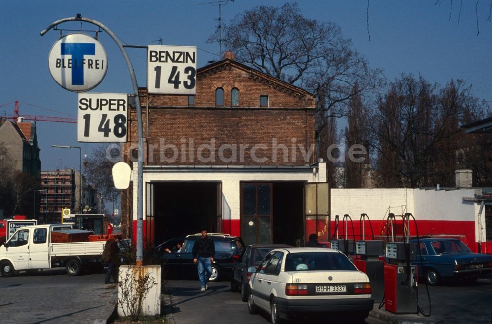 DDR-Bildarchiv: Berlin - Kreuzberg - älteste Tankstelle in Berlin