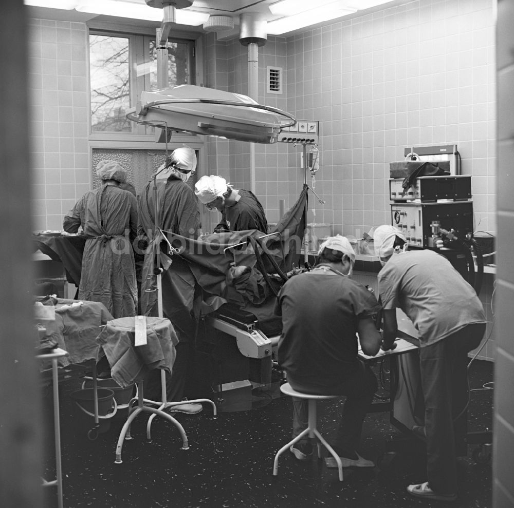 DDR-Fotoarchiv: Dresden - Ärzte und Krankenschwestern während einer Operation im OP- Saal im Krankenhaus Dresden- Friedrichstadt in Dresden im heutigen Bundesland Sachsen