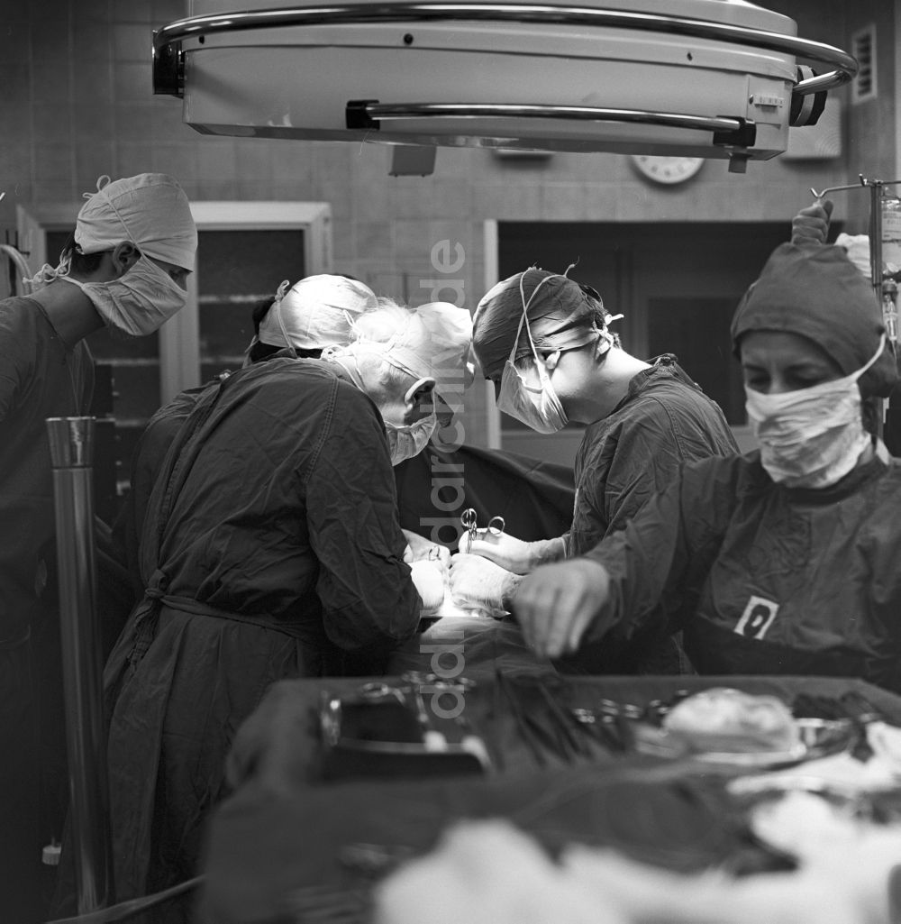 DDR-Bildarchiv: Dresden - Ärzte und Krankenschwestern während einer Operation im OP- Saal im Krankenhaus Dresden- Friedrichstadt in Dresden im heutigen Bundesland Sachsen