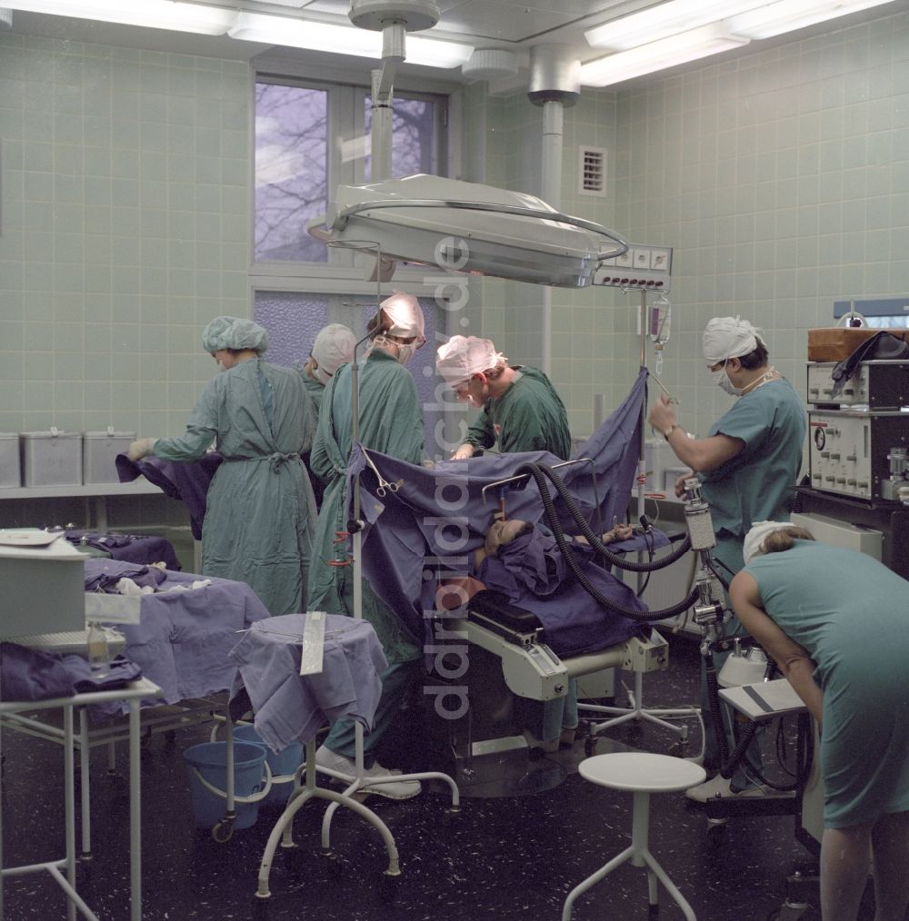 DDR-Bildarchiv: Dresden - Ärzte und Krankenschwestern während einer Operation im OP- Saal im Krankenhaus Dresden- Friedrichstadt in Dresden im heutigen Bundesland Sachsen