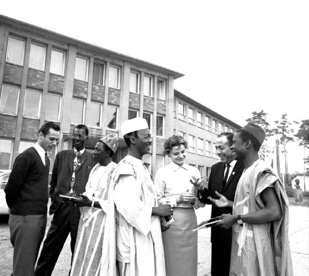 DDR-Fotoarchiv: Berlin - Afrikanische Studenten der Gewerkschaftshochschule in Berlin Foto: Schönfeld