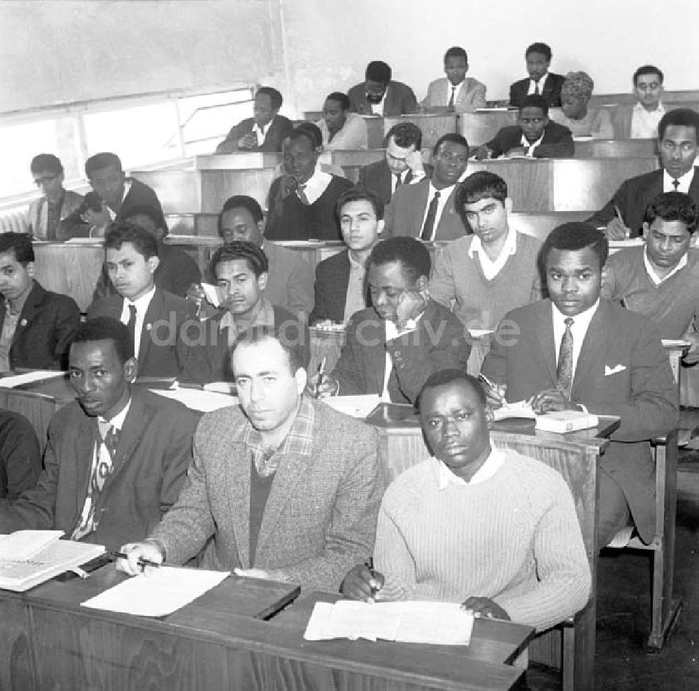 DDR-Bildarchiv: Berlin - Afrikanische Studenten der Gewerkschaftshochschule in Berlin Foto: Schönfeld