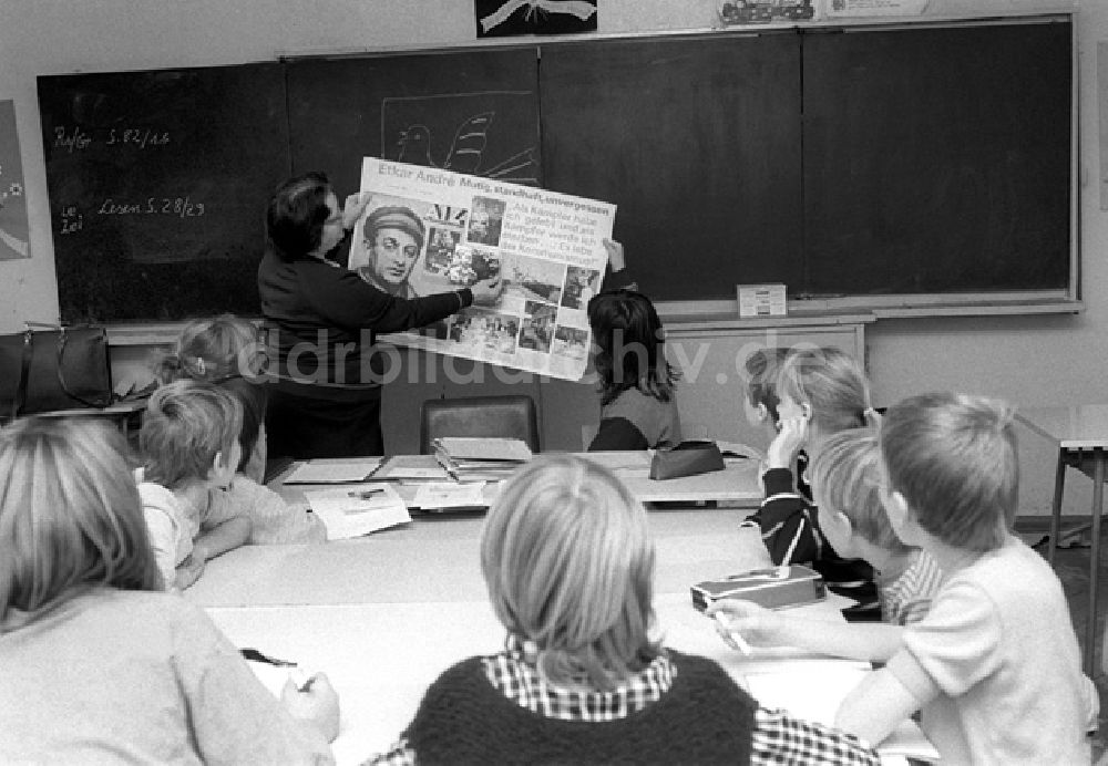 DDR-Fotoarchiv: Berlin - AG Junge Historiker in der Etkar-André-Oberschule in Berlin-Friedrichshain
